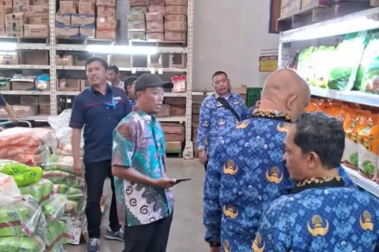 Disdagin Kabupaten Bogor melakukan pengecekan beras di toko modern.  (DOKUMEN KABAR BOGOR)
