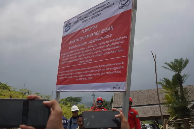 Plang yang dipasang Kementerian Lingkungan Hidup di salah satu perusahaan perusak kawasan Puncak.  (DOKUMEN KABAR BOGOR)