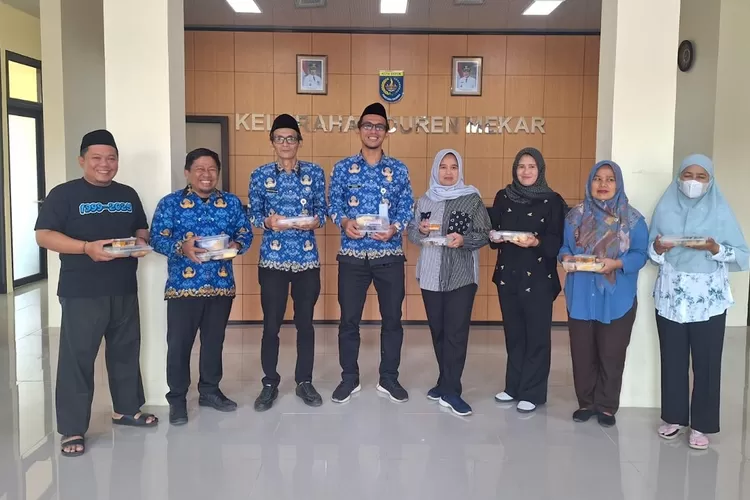 Lurah Duren Mekar, Supriyadi (tengah) saat persiapan membagikan Pemberian Makanan Tambahan (PMT) di aula kantor Kelurahan Duren Mekar, Kamis (18/7) Pagi.  (RISKY DWI LESTARI/RADAR DEPOK)