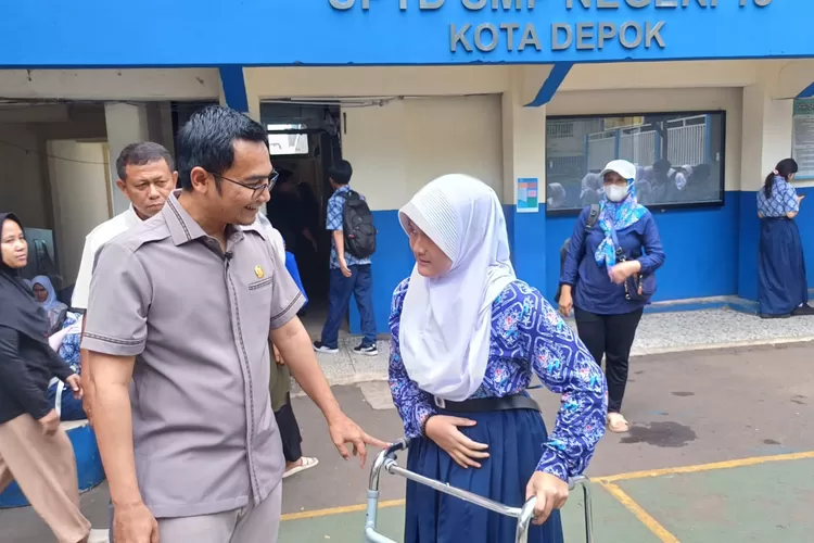 Salah satu siswa inklusi yang ada di SMPN 15 Depok, yang terletak di Kelurahan Mekarsari, Kecamatan Cimanggis. (ANDIKA EKA/RADAR DEPOK)