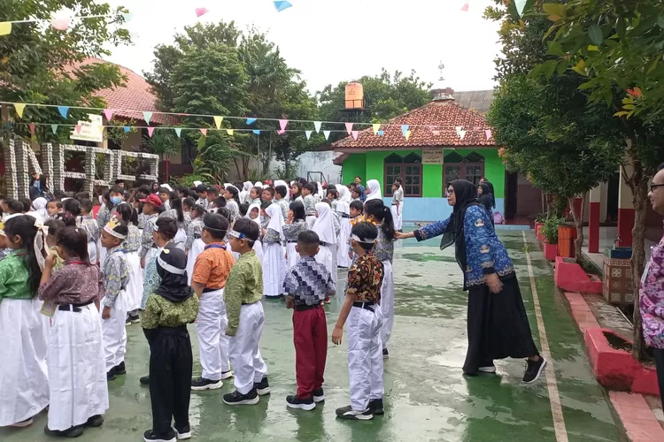 Kabid Pembinaan SD Dinas Pendidikan Kota Depok, Raden Muchamad Zakkya Fauzan melaksanakan monev MPLS di salah satu sekolah di Depok. (ANDIKA EKA/RADAR DEPOK)