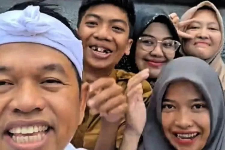 Kunjungan Dedi Mulyadi dalam peresmian Koperasi Merah Putih Hambalang, Jawa Barat (Instagram/@dedimulyadi71)