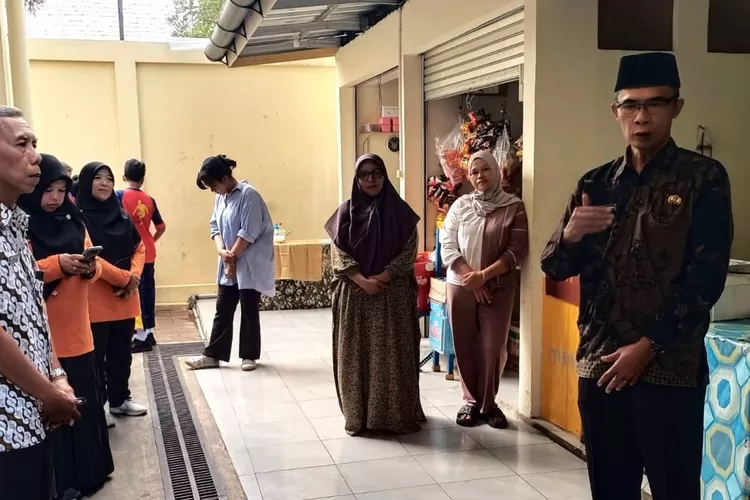 Dinkes Kota Depok mengecek langsung kantin di SMPN 9 Depok yang terletak di Jalan Raya Cipayung, Kelurahan/Kecamatan Cipayung. (DOKUMEN SMPN 9 DEPOK)