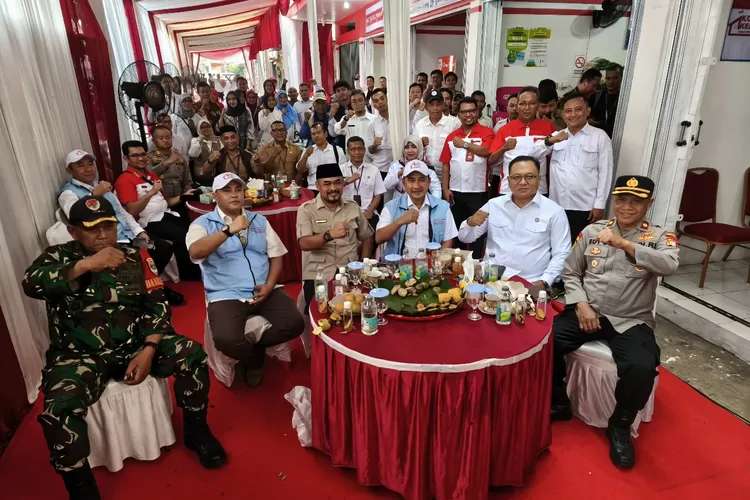 Lurah Mampang Darmawansyah (kiri). Camat Pancoranmas Zikri Dwi Darmawan (kiri) bersama Wakil Walikota Depok Chandra Rahmansyah (tengah) dan Anggota DPRD Provinsi Jawa Barat , Pradi Supriatna (RISKY DWI LESTARI/RADAR DEPOK)