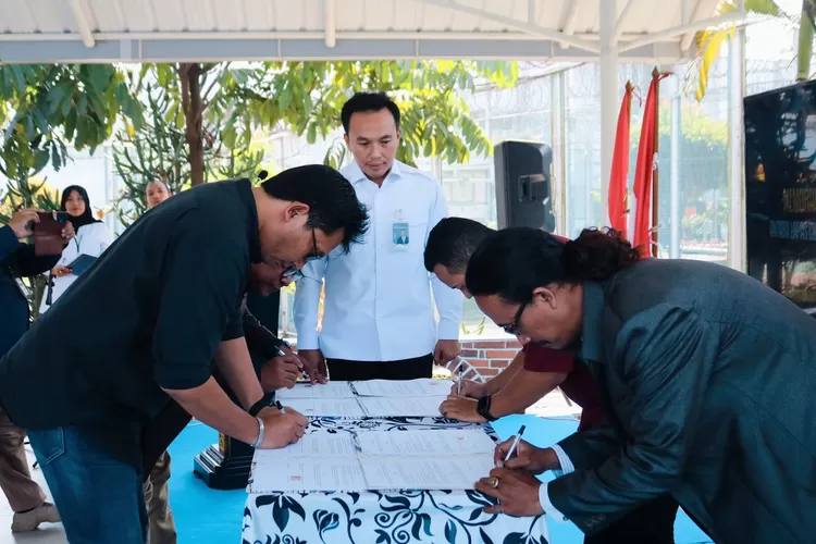 Kepala Lapas Cibinong, Wisnu Hani Putranto, menyaksikan proses tanda tangan kerjasama. (Lapas Cibinong)