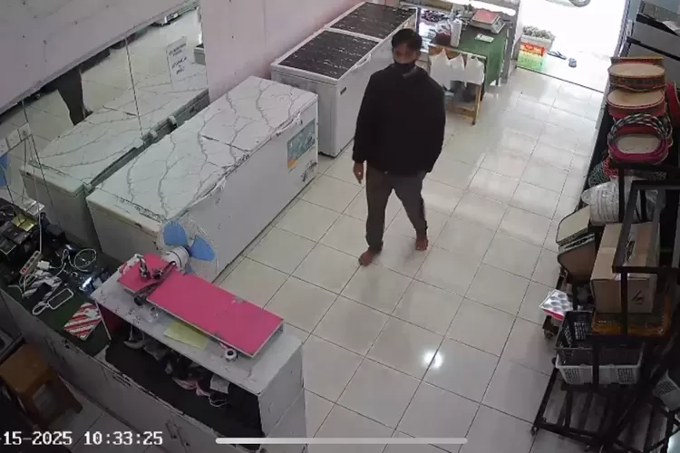 Aksi pencurian yang dilakukan seorang pemuda, di sebuah toko buah wilayah Perumahan Pura, Desa Tajurhalang, berhasil terkuak.