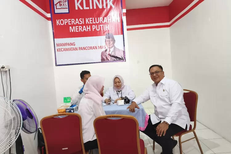 Anggota DPRD Jawa Barat, Pradi Supriatna meninjau langsung fasilitas kesehatan di Koperasi Merah Putih Kelurahan Mampang, Pancoranmas.  (RISKY DWI LESTARI/RADAR DEPOK)
