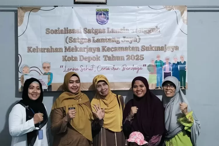 Lurah Mekarjaya, Nelda Purnadia menunjukan keakrabannya dengan sejumlah Lansia di wilayahnya. (DOKUMEN KELURAHAN MEKARJAYA)