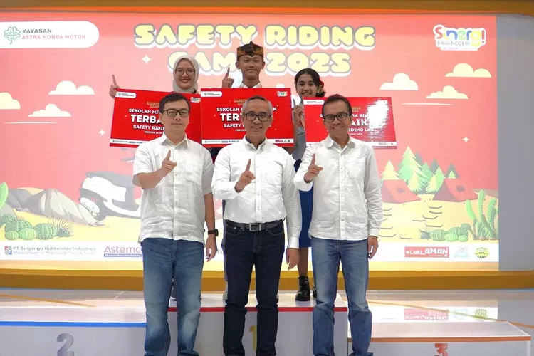 Jajaran manajemen Yayasan AHM berfoto bersama tiga duta Safety Riding Lab (SRL) yang menjadi pememang Safety Riding Camp 2025