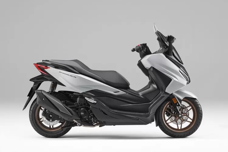 Honda Forza tampil semakin berkelas berkat hadirnya panel meter TFT 5 inci, tambahan lampu bagasi, dan bekal pilihan warna baru