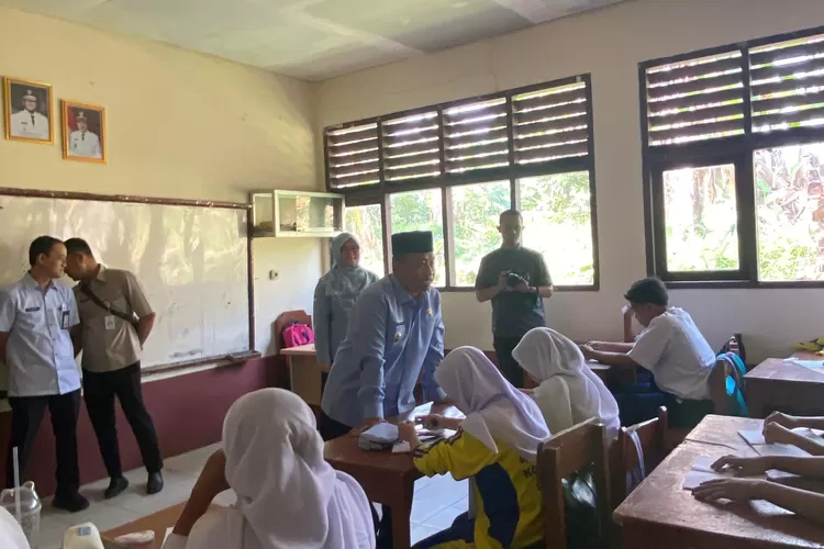 Kunjungan Walikota Depok, Supian Suri ke SMPN 21 Depok. (ANDIKA EKA/RADAR DEPOK)