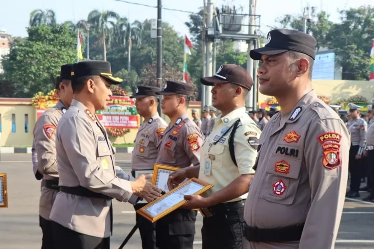 Kapolres Metro Depok, Kombes Abdul Waras, memberi penghargaan kepada dua warga Kota Depok, Tri Agus Wiyono, seorang satpam dan Burhanudin, seorang karyawan swasta. (Polres Metro Depok)