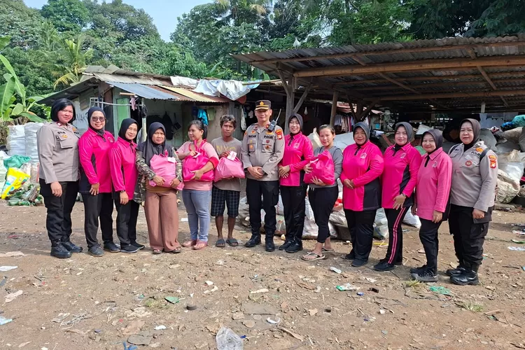 Kapolsek Bojongsari, Kompol Fauzan Thohari, bersama pengurus Bhayangkari Polres Metro Depok dan Polsek Bojongsari.  (Polsek Bojongsari)