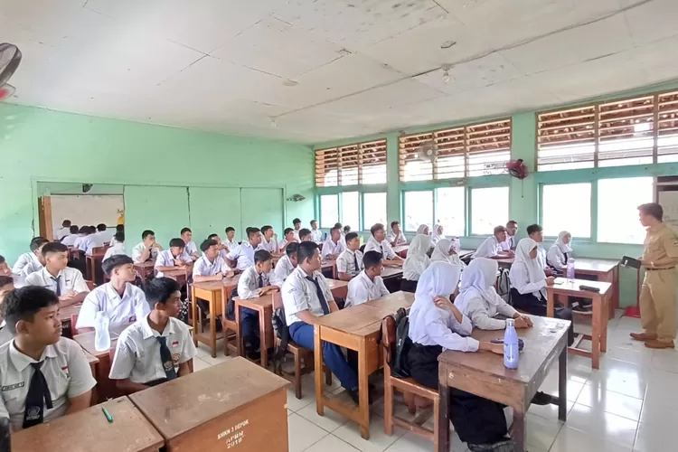 Kebijakan 50 Siswa per Kelas Tuai Kritik di Bekasi, DPRD dan Sekolah Swasta Soroti Efektivitas Belajar. (Foto/Ist.)
