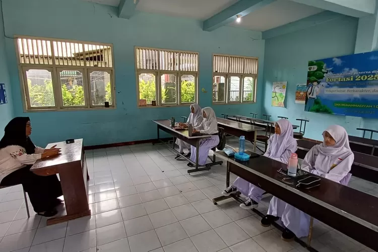Suasana KBM pertama di SMA Muhammadiyah 1 yang hanya berisikan 4 siswi dalam satu rombel. (ANDIKA/RADAR DEPOK)