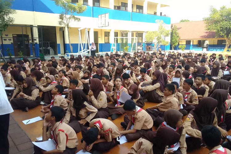 Pelalaksanaan Senam Anak Indonesia Sehat dan cerita pagi ceria di SMPN 9 Depok. (ANDIKA EKA/RADAR DEPOK)