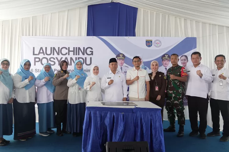 Walikota Depok Supian Suri, dan Ketua TP PKK Kota Depok Cing Ikah saat meresmikan Posyandu 6SPM bersama Lurah Duren Seribu, Ahmad Sabani (kanan) di Posyandu Mawar RW4 Kelurahan Duren Seribu, Kecamatan Bojongsari, Rabu (23/7).  (RISKY DWI LESTARI/RADAR DEPOK)