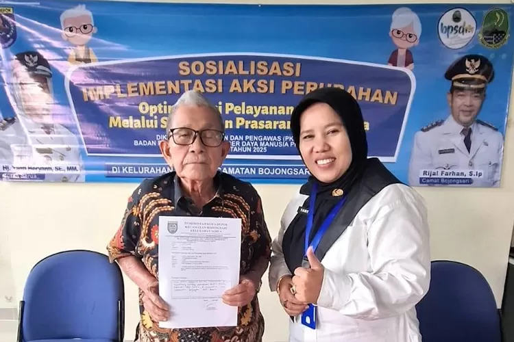 Lurah Serua, Yanti Heryanti (kanan) saat sosialisasi Implementasi Aksi Perubahan Optimalisasi Pelayanan Publik Melalui Sarana dan Prasana bagi Lansia di Aula Kelurahan Serua, Kecamatan Bojongsari, Rabu (23/7).  (RISKY DWI LESTARI/RADAR DEPOK)