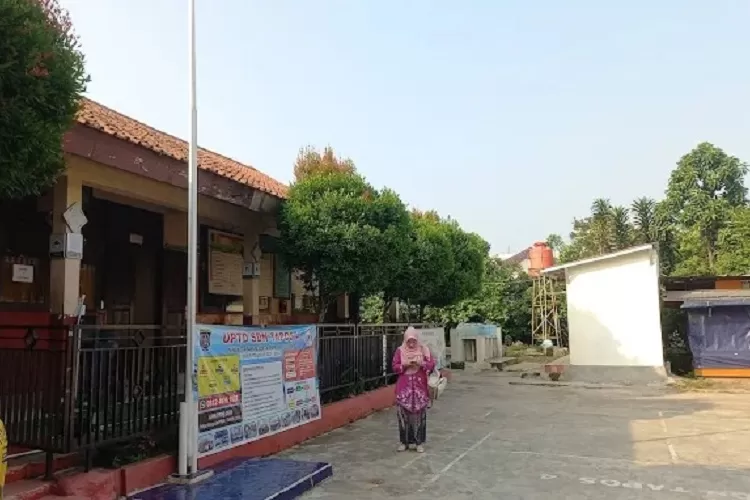 Susana halaman gedung SDN Tapos 4, yang terletak di Jalan Raya Tapos, Kelurahan/Kecamatan Tapos. (DOKUMEN SEKOLAH)