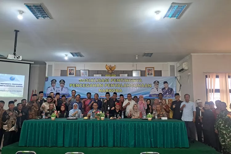 PENCEGAHAN : Aparatur Kecamatan Bojongsari, bersama warga dan muspika saat diberikan wawasan lewat sosialisasi pentingnya pencegahan penyalahgunaan narkoba di Aula Kecamatan Bojongsari, Kamis (24/7).  (RISKY DWI LESTARI/RADAR DEPOK)