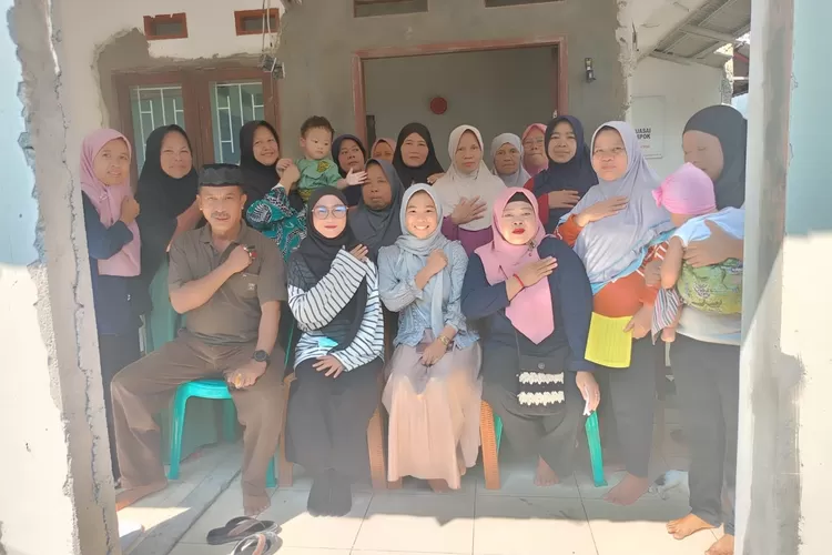 JAGA KESEHATAN : Kader Posyandu A/Posbindu Anyelir B RW14, bersama ketua RW14 setelah melaksanakan layanan kepada 60 lansia di Posbindu Anyelir B RW14, Kelurahan/Kecamatan Pancoranmas, Kamis (24/7) Pagi.  (RISKY DWI LESTARI/RADAR DEPOK)