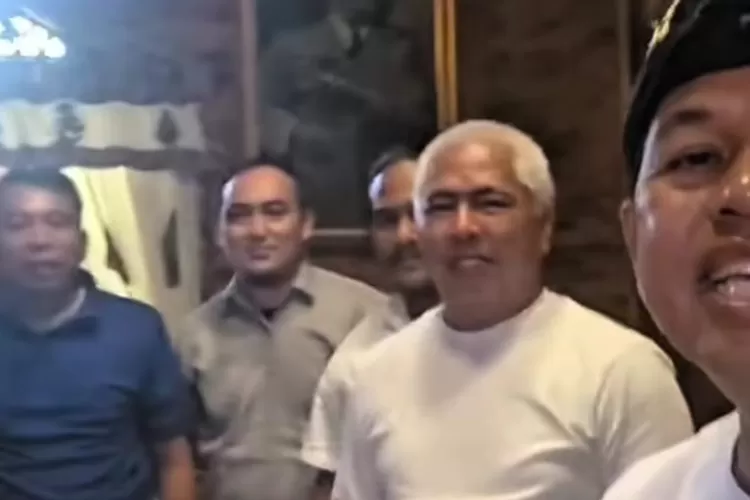 Gubernur Jawa Barat, Dedi Mulyadi bertemu kepala Desa Wadas meluruskan masalah rekrutmen di Karawang (Instagram/@dedimulyadi71)