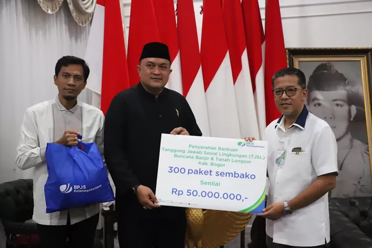 Bupati Rudy Susmanto menerima secara simbolis TJSL dari BPJS Ketenagakerjaan. (ist)