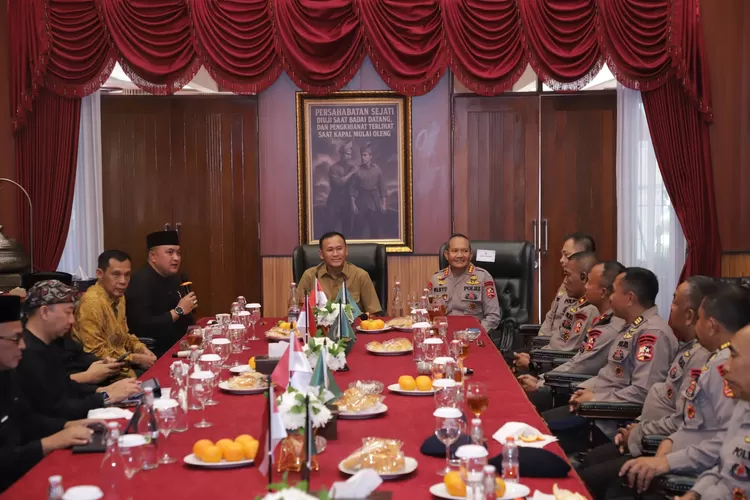 Bupati Rudy Susmanto menerima audiensi dengan Resimen 1 Pasukan Pelopor Brimob Kedung Halang. (ist)