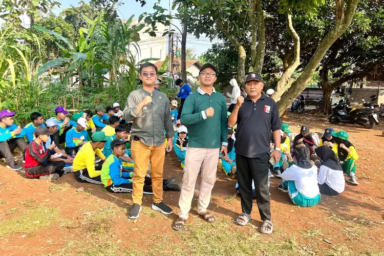 Pelatihan Paskibraka untuk Perayaan HUT ke-80 Kelurahan Pondok Petir, di Yayasan Azmia Paud SDIT SMPIT RT2/5 Kelurahan Pondok Petir, Kecamatan Bojongsari, Kamis (24/7).  (RISKY DWI LESTARI/RADAR DEPOK)