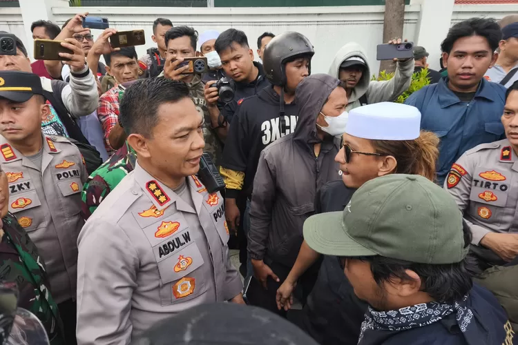 Kapolres Metro Depok, Kombes Abdul Waras dan Dandim 0508 Depok, Kolonel Inf Iman Widhiarto, saat beradu argumen kala prosesi pelantikan pengurus Perjuangan Walisongo Indonesia Laskar Sabilillah (PWI LS), di Kantor Soneta Record, Jalan Tole Iskandar, Cilodong, Kota Depok, Minggu (27/7). (JUNIOR/RADAR DEPOK)