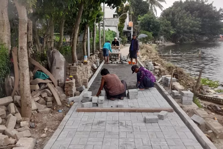 REVITALISASI : Separuh sisi jalan, jogging track di Situ Tujuh Muara Jalan H Kenan RT1/14, Kelurahan/Kecamatan Bojongsari, Jumat (25/7) Siang. (RISKY DWI LESTARI/RADARDEPOK)