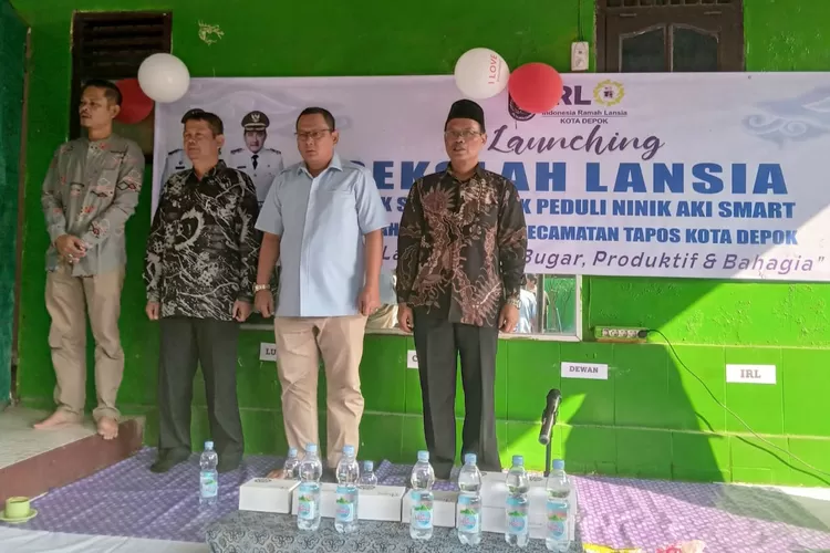 Ketua Komisi B DPRD Kota Depok, Hamzah (kemeja biru), hadir dalam peluncuran Sekolah Lansia Depok Sayang Emak Peduli Ninik Aki Smart, di Kelurahan Cimpaeun, Kecamatan Tapos, Depok. (ist)