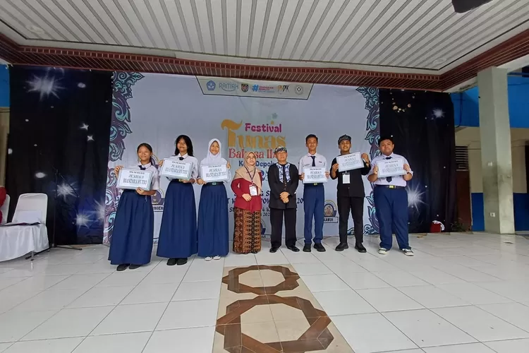 Pembagian hadiah pemenang FTBI di di SMP Negeri 4 Depok, Senin (28/7).  (ANDIKA EKA/RADAR DEPOK)