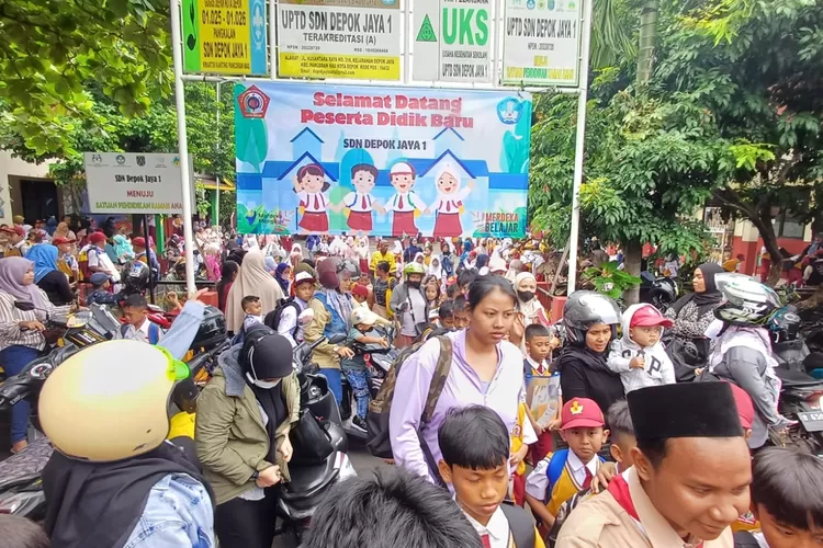 Suasana di salah satu sekola di Kota Depok, setelah diterapkan kebijakan masuk sekolah pada pukul 06:30 WIB.  (ANDIKA EKA/RADAR DEPOK)