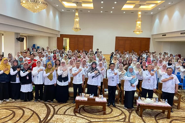 Foto bersama usai kegiatan pembekalan gerakan sekolah sehat, di aula lantai 10 Dibaleka 2, Balaikota Depok ini, pada Rabu (30/7).  (ANDIKA EKA/RADAR DEPOK)