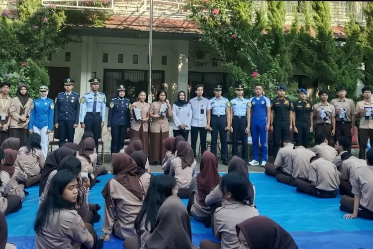 Foto bersama usai pelaksanaan &lsquo;Immigration Goes To School&rsquo; di SMA Negeri 3 Depok, yang terletak di Jalan Raden Saleh, Kelurahan/Kecamatan Sukmajaya, Rabu (30/7). (ist)