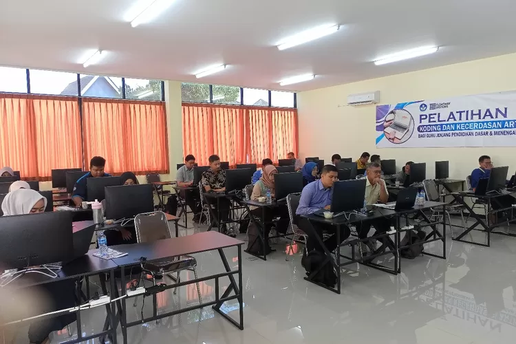 Suasana pelatihan Koding dan Kecerdasan Artifisial (KKA) di SMK Nasional Depok.  (ANDIKA EKA/RADAR DEPOK)