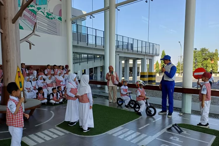 Kegiatan mengenalkan rambu lalu linta sejak usia dini untuk keselamatan di jalan raya