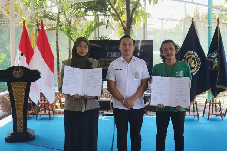 Lapas Cibinong menjalin kerja sama dengan dua mitra strategis, yaitu PT Mago Inovasi Sirkular dan Yayasan Qudwah Al Barosiyah. Penandatanganan perjanjian kerja sama ini dilaksanakan pada Rabu (31/7), di Lounge Lapangan Tenis Lapas Cibinong dan disaksikan oleh jajaran pejabat struktural (Lapas Cibinong)