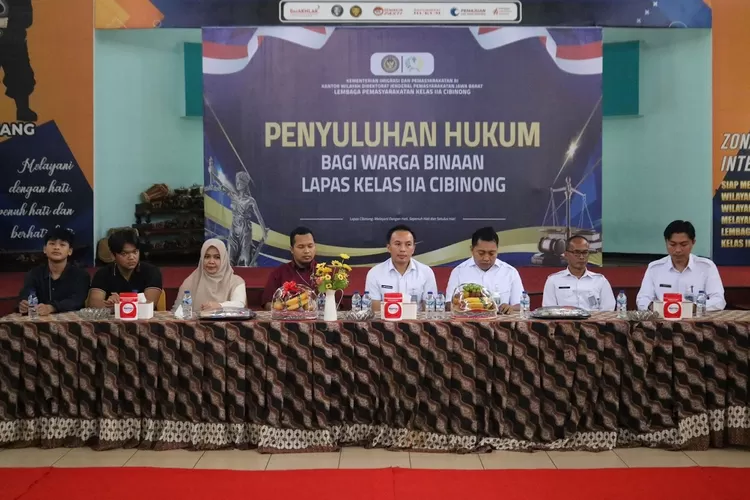 Lapas Cibinong bekerja sama dengan Yayasan Bantuan Hukum AMALBI menggelar kegiatan penyuluhan hukum, Kamis (31/7). Kegiatan ini berlangsung, di Aula Saharjo Lapas Cibinong dan dihadiri puluhan warga binaan yang antusias mengikuti jalannya acara. (Lapas Cibinong)