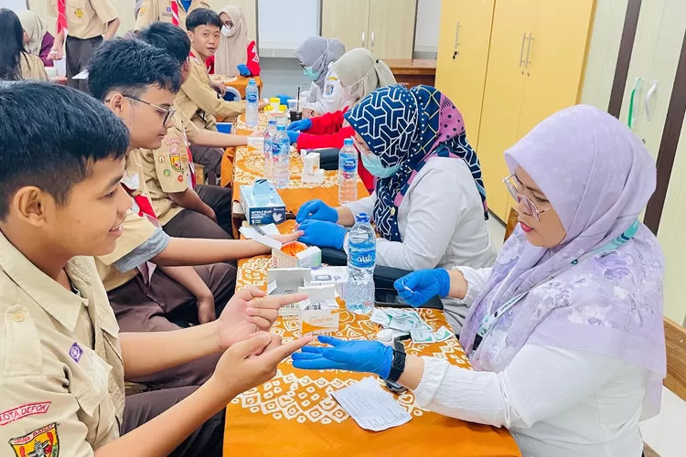 Pemeriksaan kesehatan gratis di SMPN 30 Depok.  (ANDIKA EKA/RADAR DEPOK)