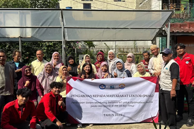 Pelaksanaan pengimplementasikan sistem monitoring berbasis IoT dalam meningkatkan efisiensi dan keberlanjutan pertanian hidroponik di RW4 Kelurahan Beji Timur, Kecamatan Beji. ( ANDIKA EKA/RADAR DEPOK)