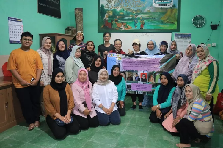 Tim Pengabdian Kepada Masyarakat atau PKM Fakultas Kedokteran UPN Veteran Jakarta ajarkan ibu-ibu PKK dan remaja di Kelurahan Pangkalan Jati, Kecamatan Cinere, Depok, membuat pudding Daun Kelor, Kamis (31/7). (UPN Veteran Jakarta)