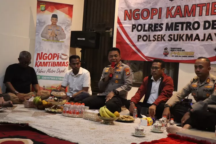 Kapolres Metro Depok, Kombes Pol Abdul Waras di kegiatan Ngopi Kamtibmas di Cluster Alamanda Kelurahan Kalimulya, Kecamatan Cilodong, Kota Depok, Minggu (2/8). (AGNESYA WIANDA/RADAR DEPOK)