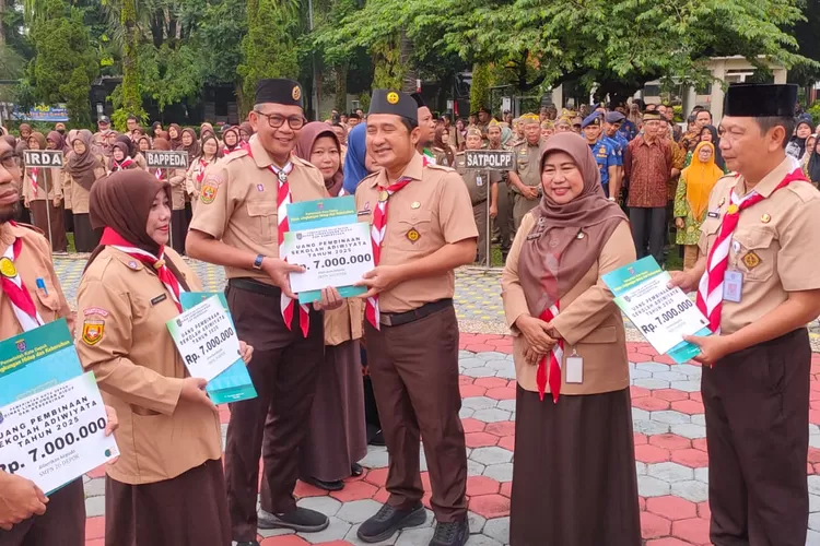 Penyerahan penghargaan Sekolah Adiwiyata Tingkat Kota 2025 oleh Wakil Walikota Depok, Chandra Rahmansyah, di lapangan apel, Balaikota Depok. (ANDIKA EKA/RADAR DEPOK)