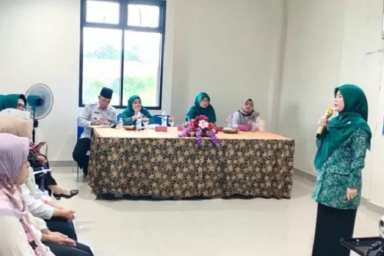 Ketua TP PKK Kota Depok, Siti Barkah Hasanah saat memberikan materi penguatan kelembagaan TP PKK di Kantor Kelurahan Mampang, beberapa waktu lalu.  (RISKY DWI LESTARI/RADAR DEPOK)