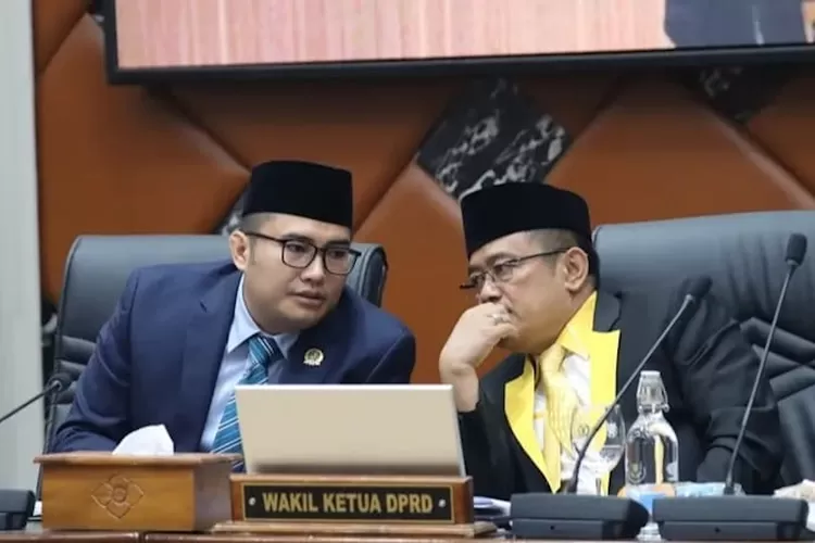 Ketua DPRD Sastra Winara (kanan) berbincang dengan Wakil Ketua DPRD Wawan Hikal Kurdi.  (KABAR BOGOR)