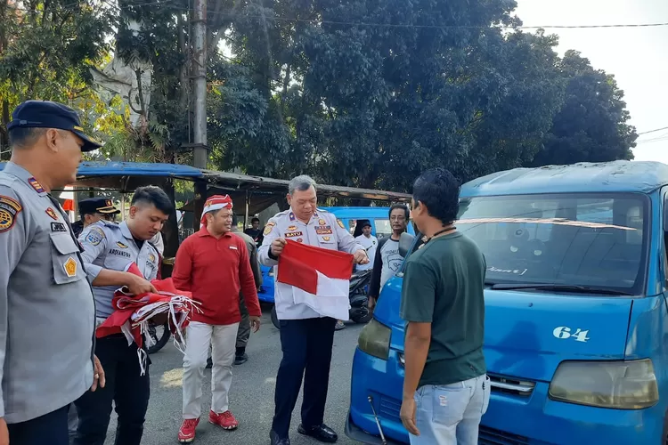 Pembagiam bendera merah putih pada pengemudi angkutan umum.  (KABAR BOGOR)