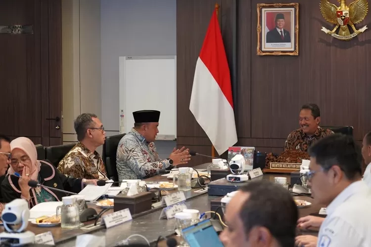 Bupati Bogor Rudy Susmanto dan jajaran saat audiensi dengan Menteri Kelautan dan Perikanan Sakti Wahyu Trenggono. ( KABAR BOGOR)