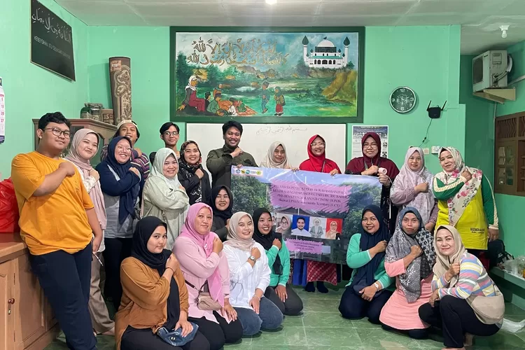 Tim Pengabdian Kepada Masyarakat atau PKM Fakultas Kedokteran UPN Veteran Jakarta ajarkan ibu-ibu PKK dan remaja di Kelurahan Pangkalanjati, Kecamatan Cinere, Depok, membuat bubur ayam dan daun kelor sebagai Makanan Pendamping Air Susu lbu (MPASI), Kamis (31/7). (RADAR DEPOK)